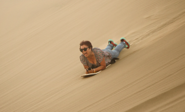 Chica haciendo sandboard