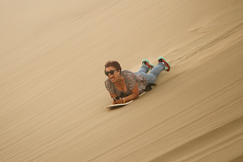 Chica haciendo sandboard